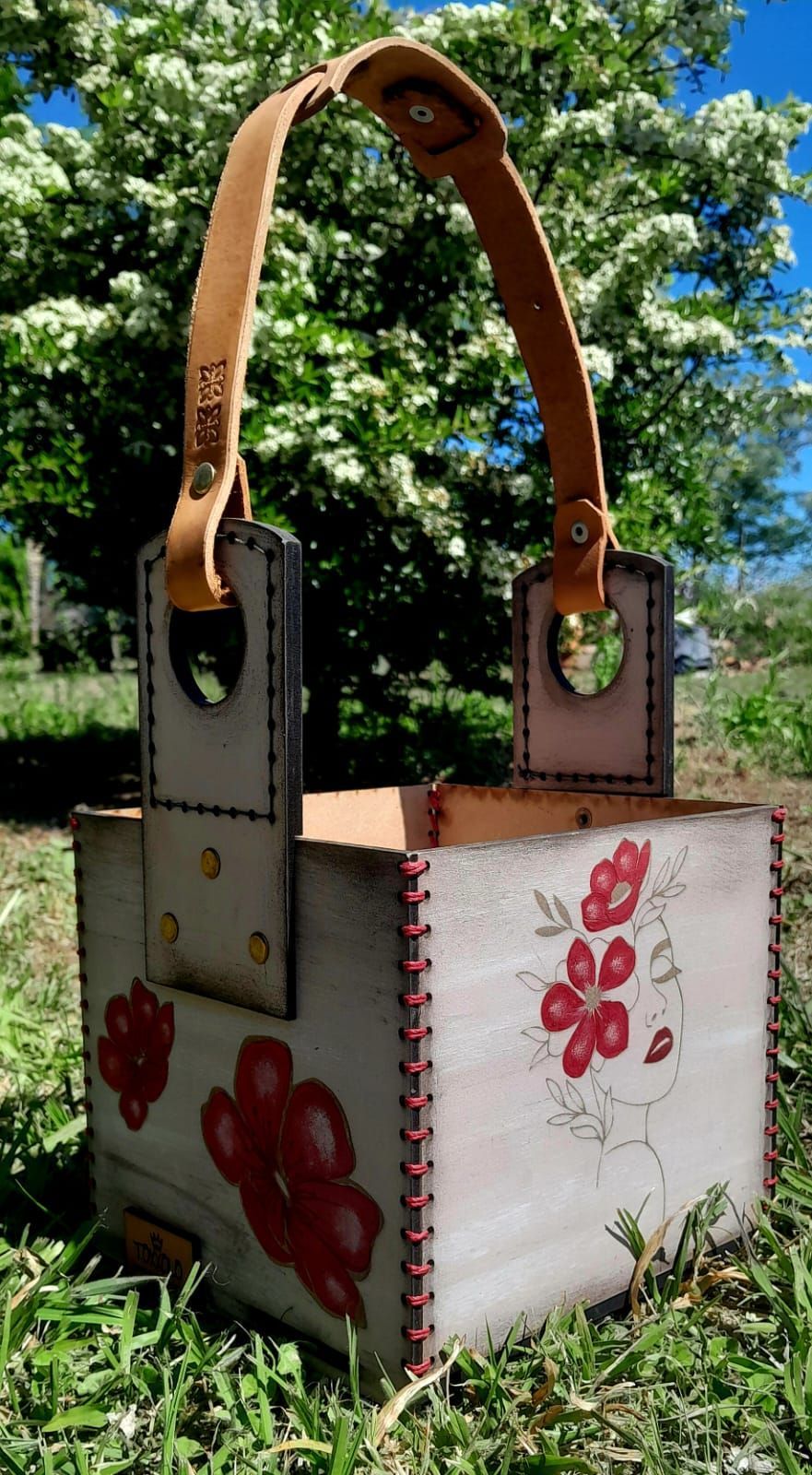 Un candelabro negro con un gato y una mariposa.