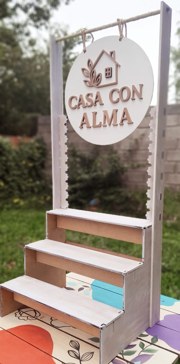 Un elefante está sentado en un globo aerostático con el nombre Fausto escrito en él.