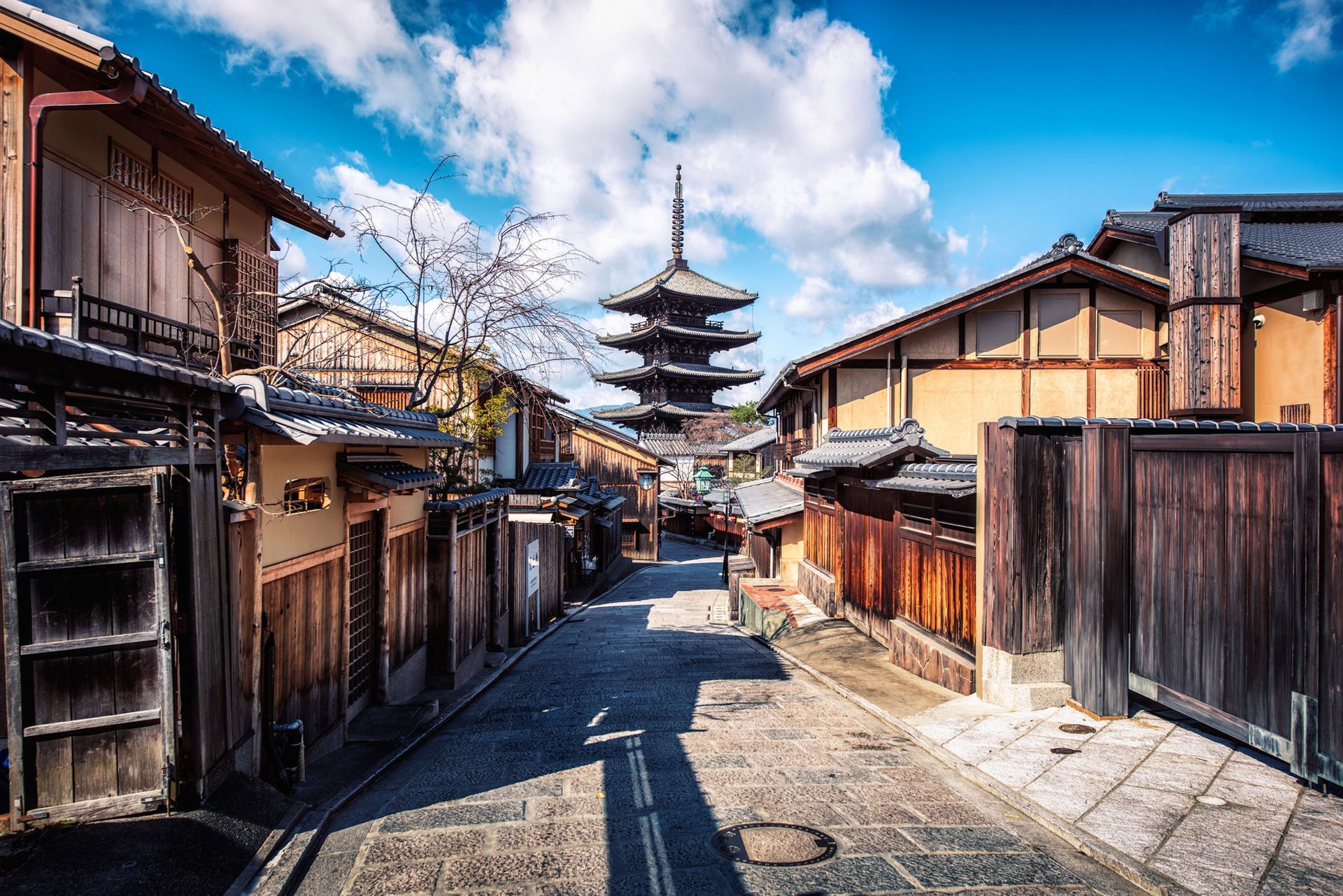 vista su Yasaka Tower dalle strade di Kyoto