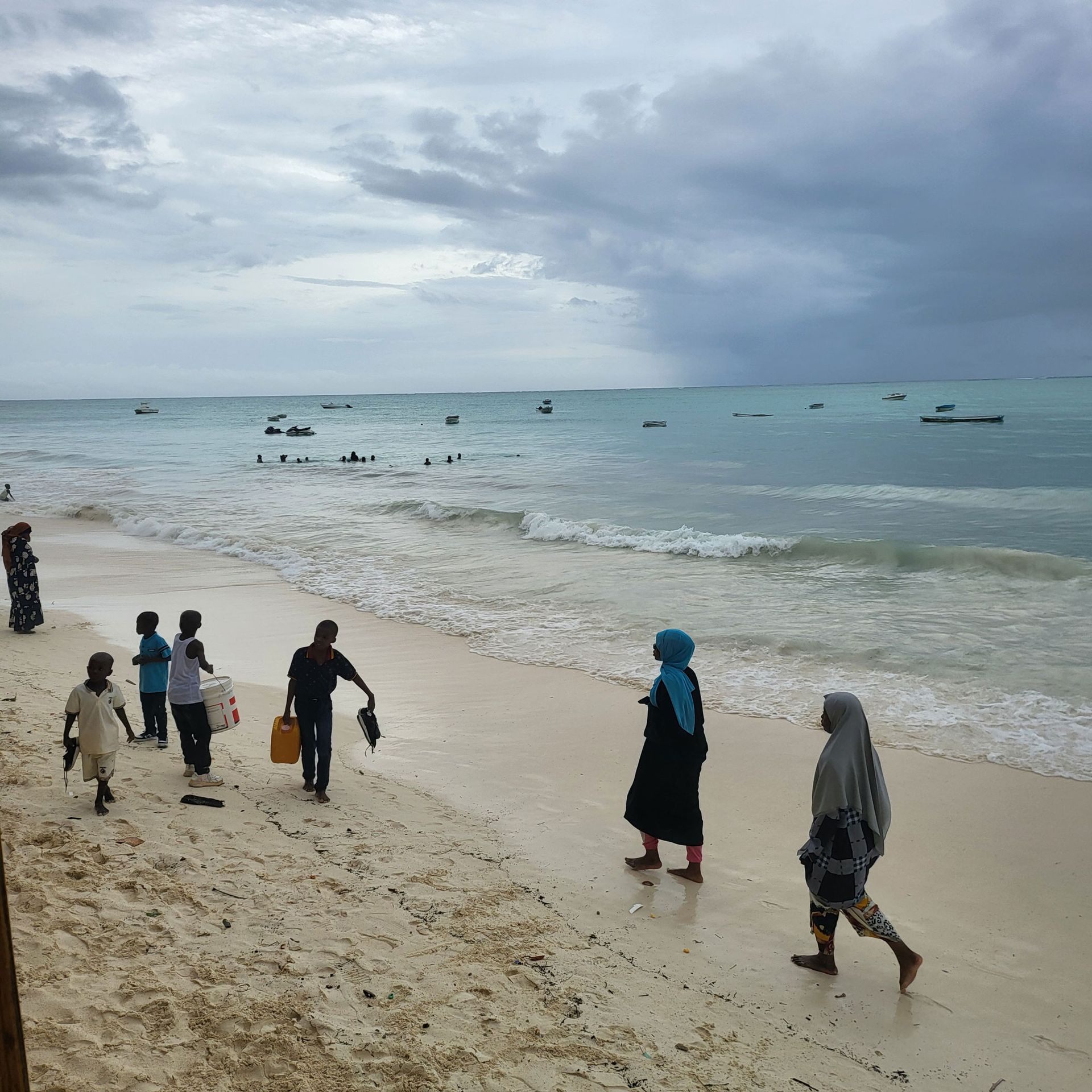 persone su una spiaggia africana davanti all'oceano