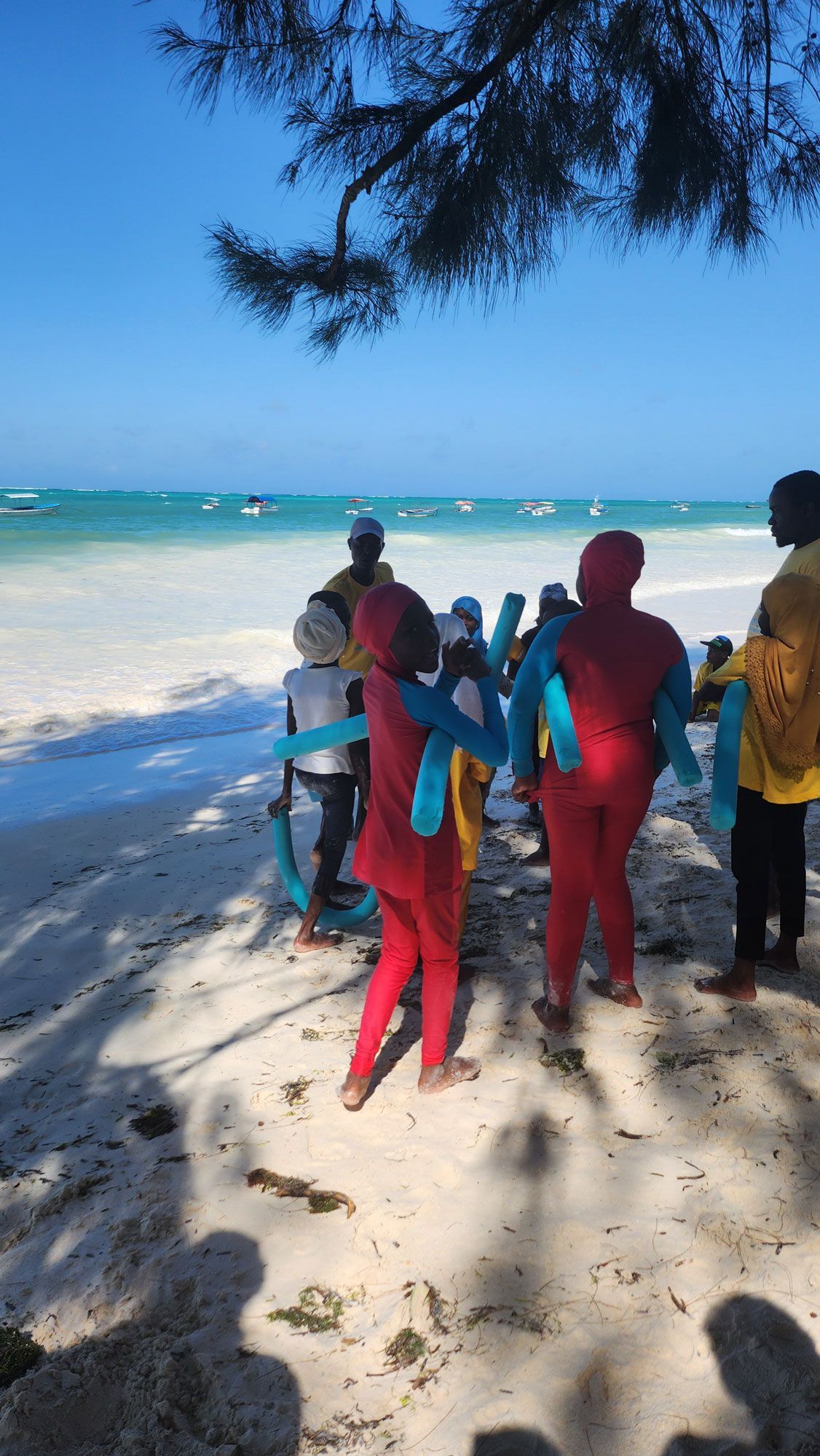 un gruppo di persone davanti all'oceano