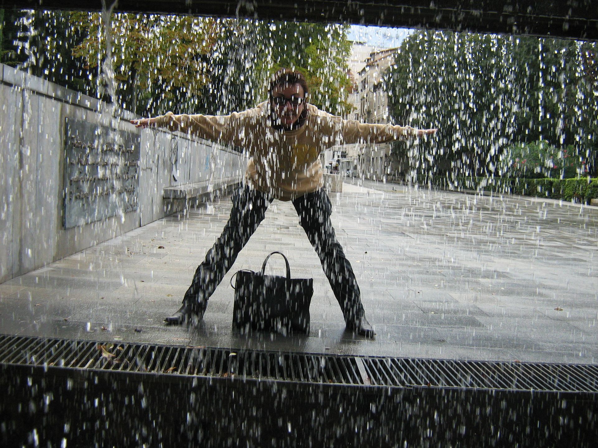 un uomo in piedi con le braccia tese