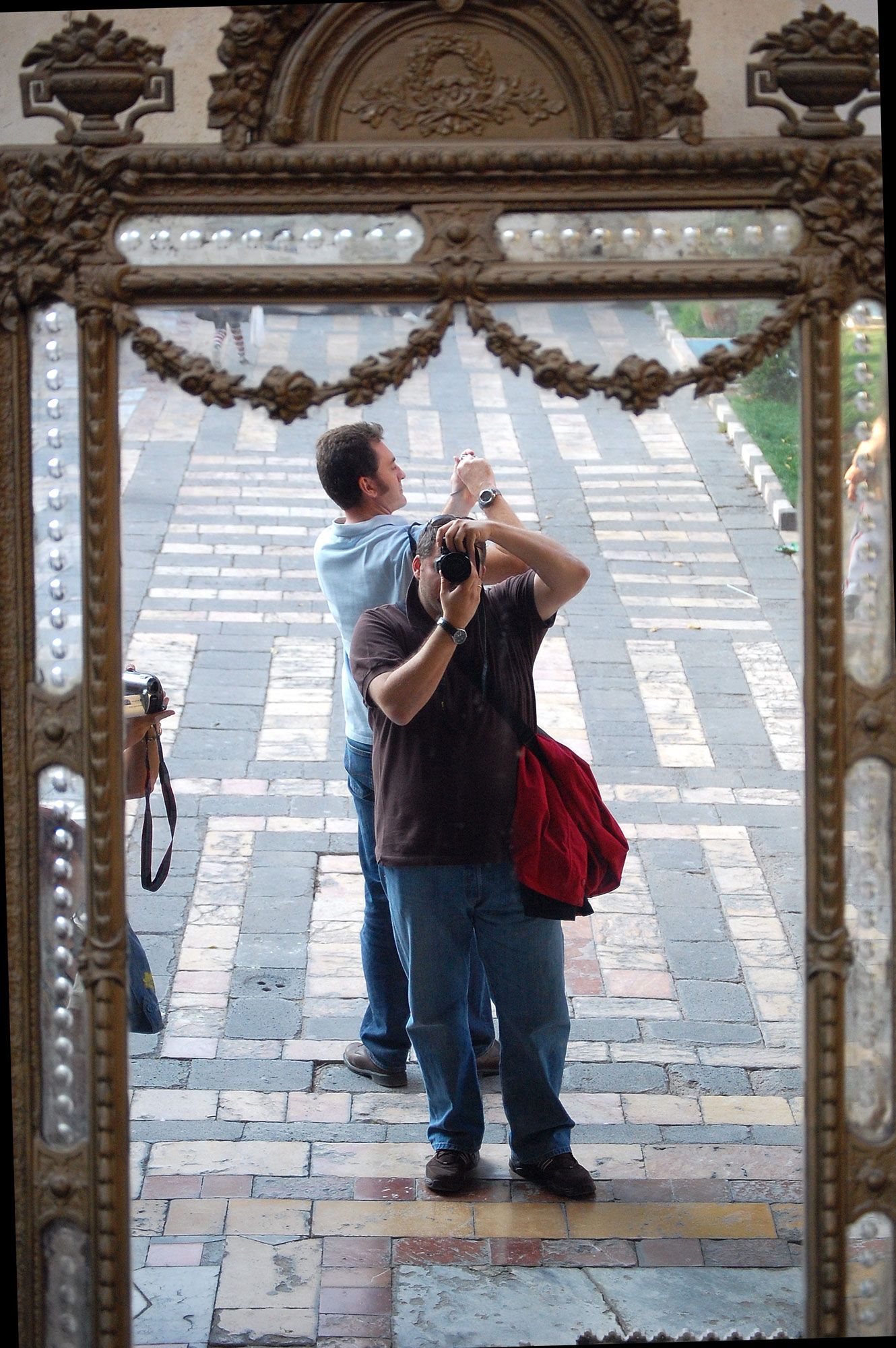 un uomo che scatta una foto davanti a uno specchio