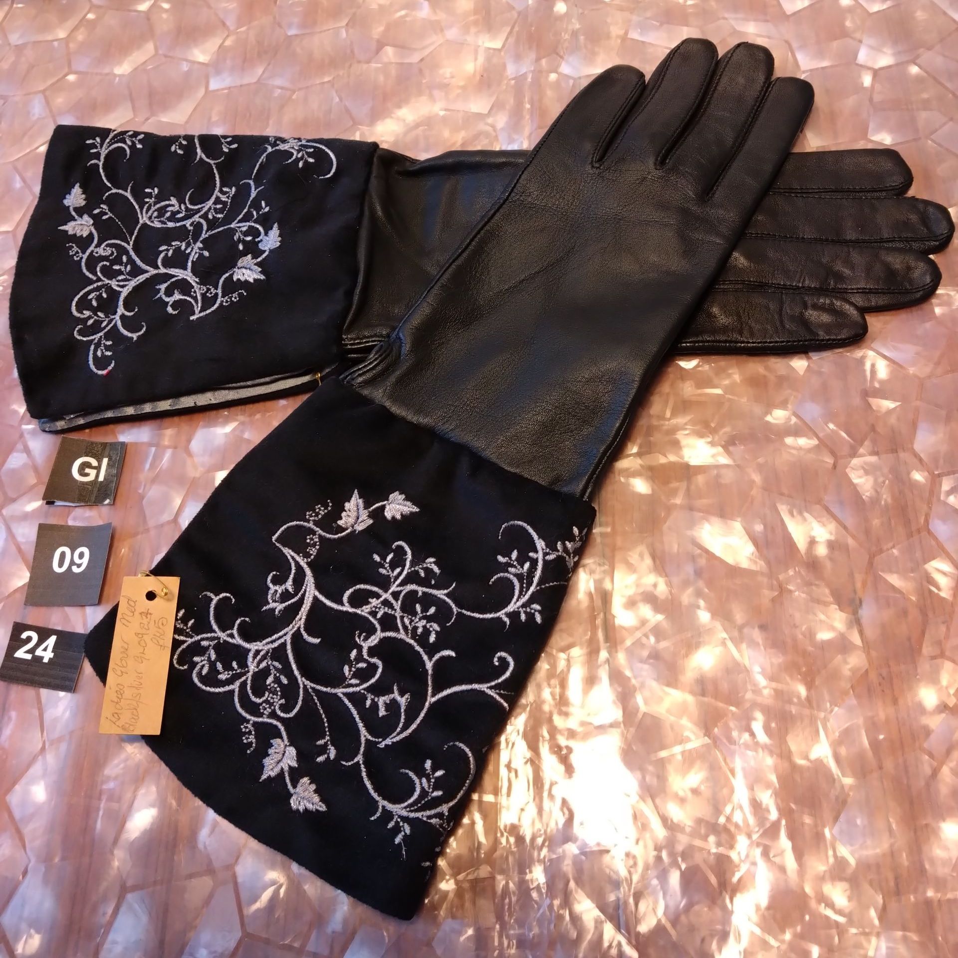 Leather gloves with embroidered gauntlet 