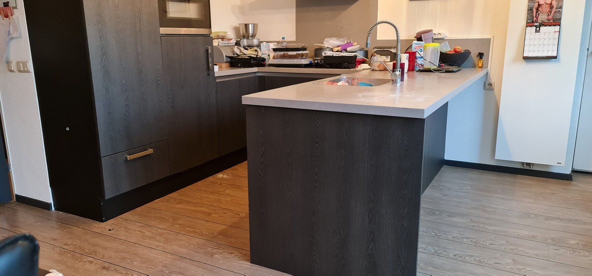 Een keuken met een groot kookeiland en een spoelbak