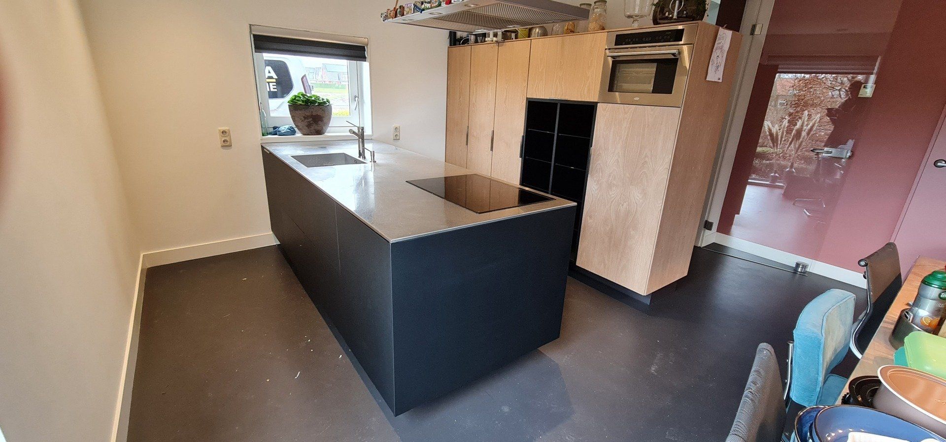 Een keuken met een groot kookeiland in het midden