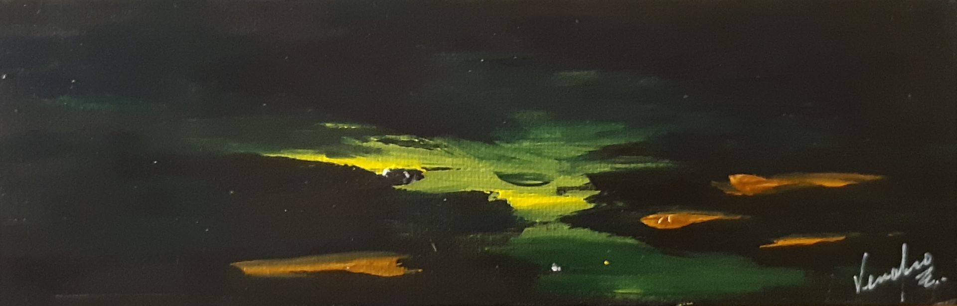 #A-38 Dans une collection privée Huile abstraite de 9 po x 3 po sur toile cartonnée. Sur un fond de gesso noir, un rayon de lumière jaune/vert vif est entouré de quelques bruissement orange.