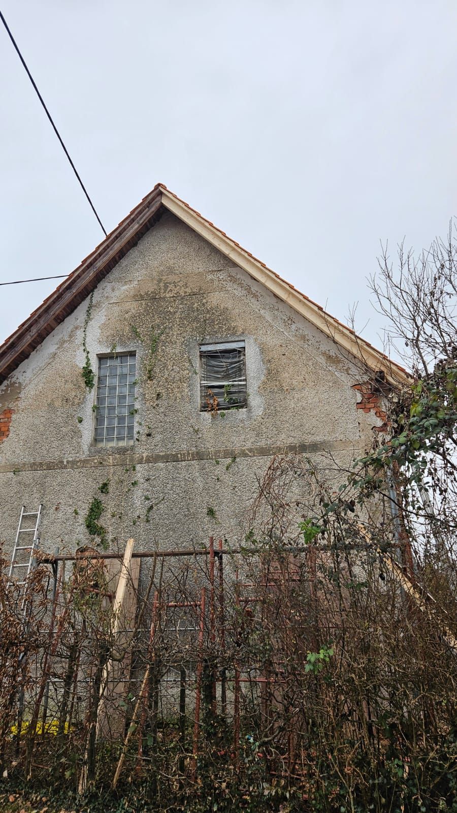 Es wird ein neues Holzdach errichtet.