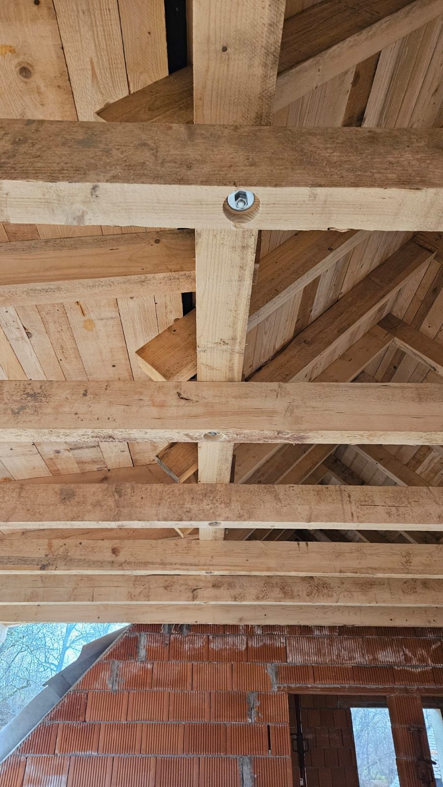 Die Decke eines Gebäudes besteht aus Holz.