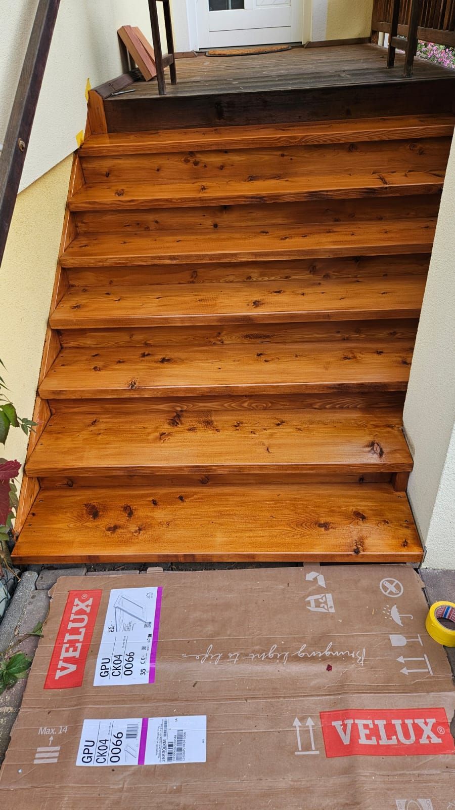 Eine Holztreppe in einem Haus