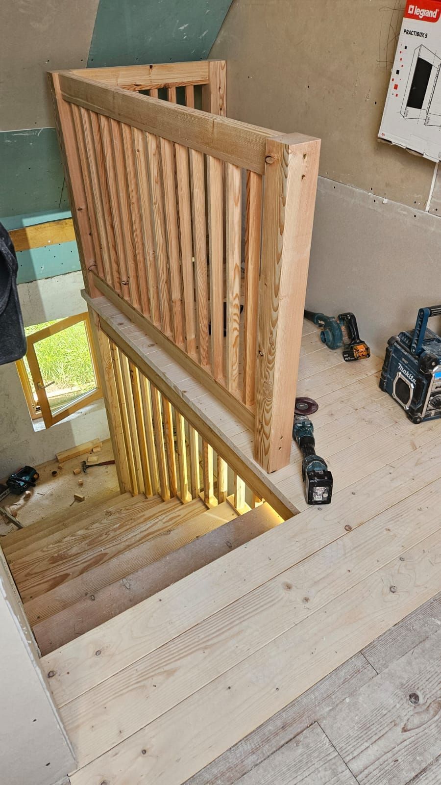 In einem Haus wird eine Holztreppe gebaut.