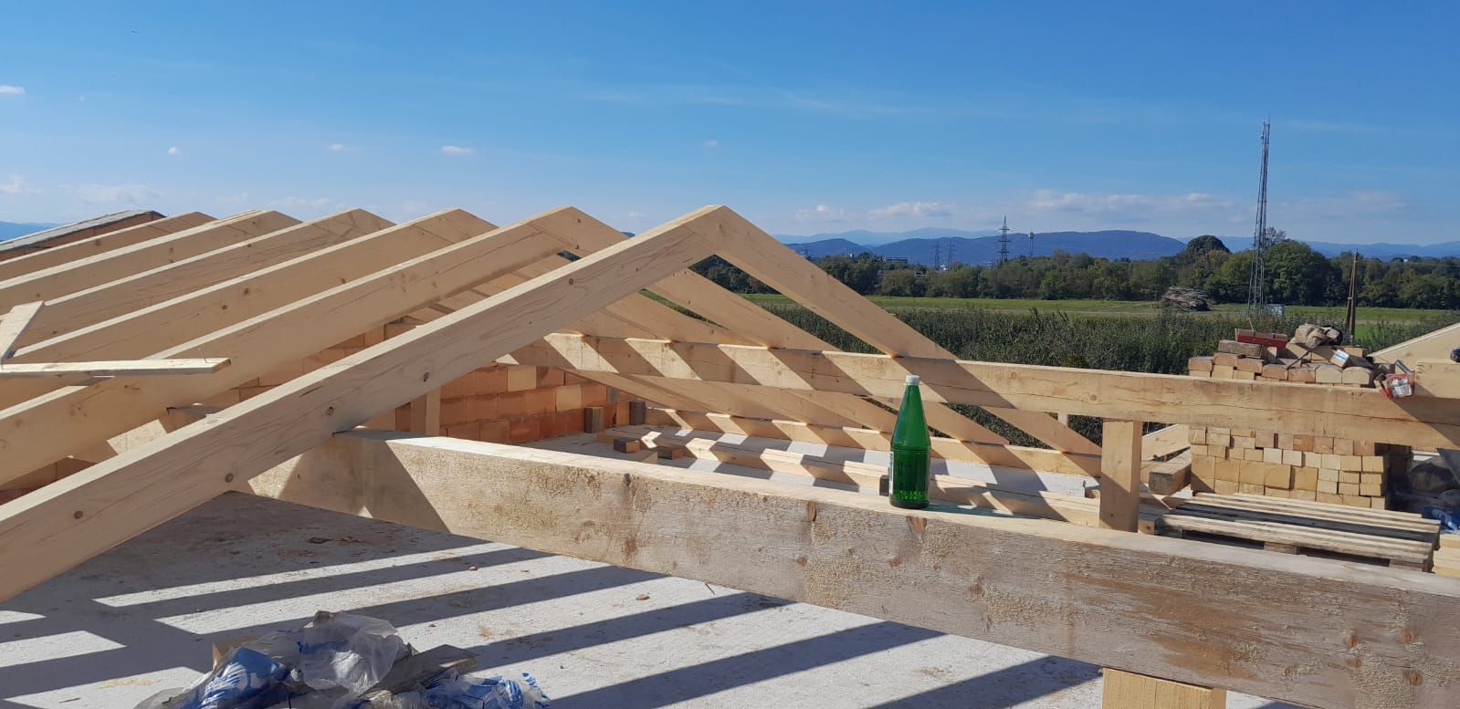 Eine in Bau befindliche Holzdachkonstruktion.