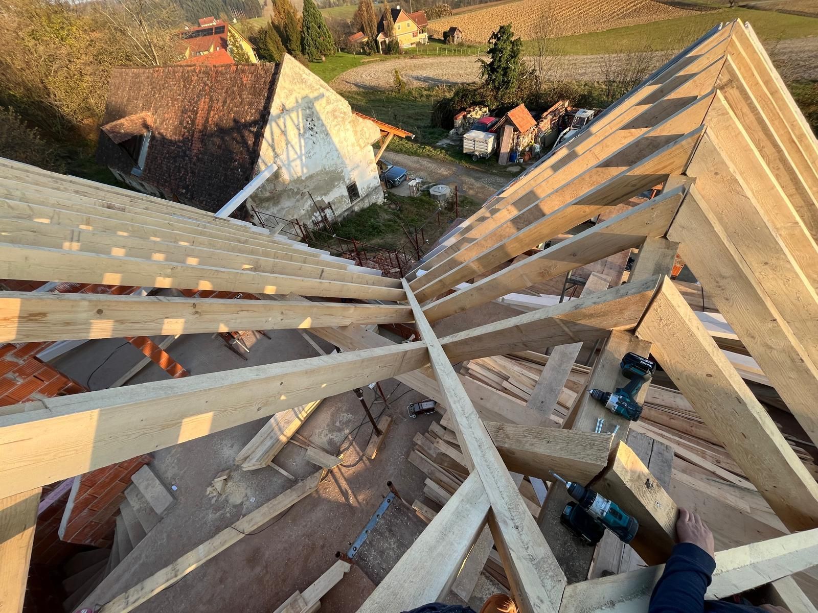 Eine Holzkonstruktion eines Daches von oben.