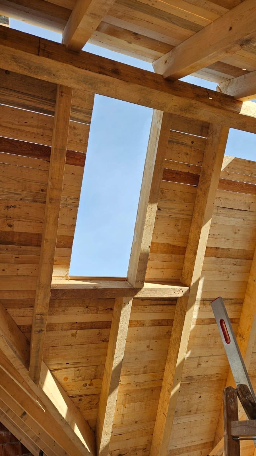 Ein Holzdach mit einem Fenster in der Mitte.
