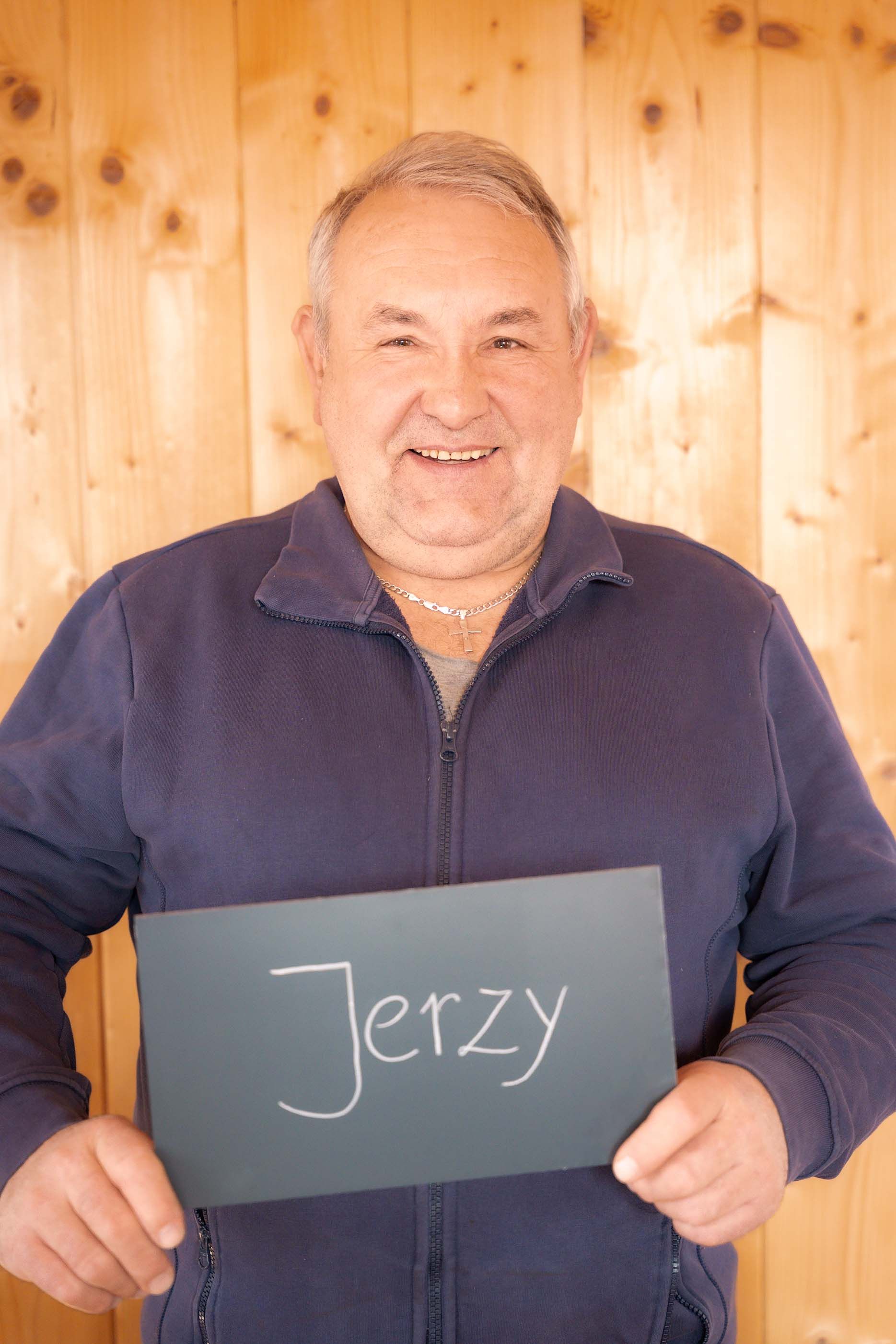 Ein Mann hält ein Schild mit der Aufschrift „Jerzy“.