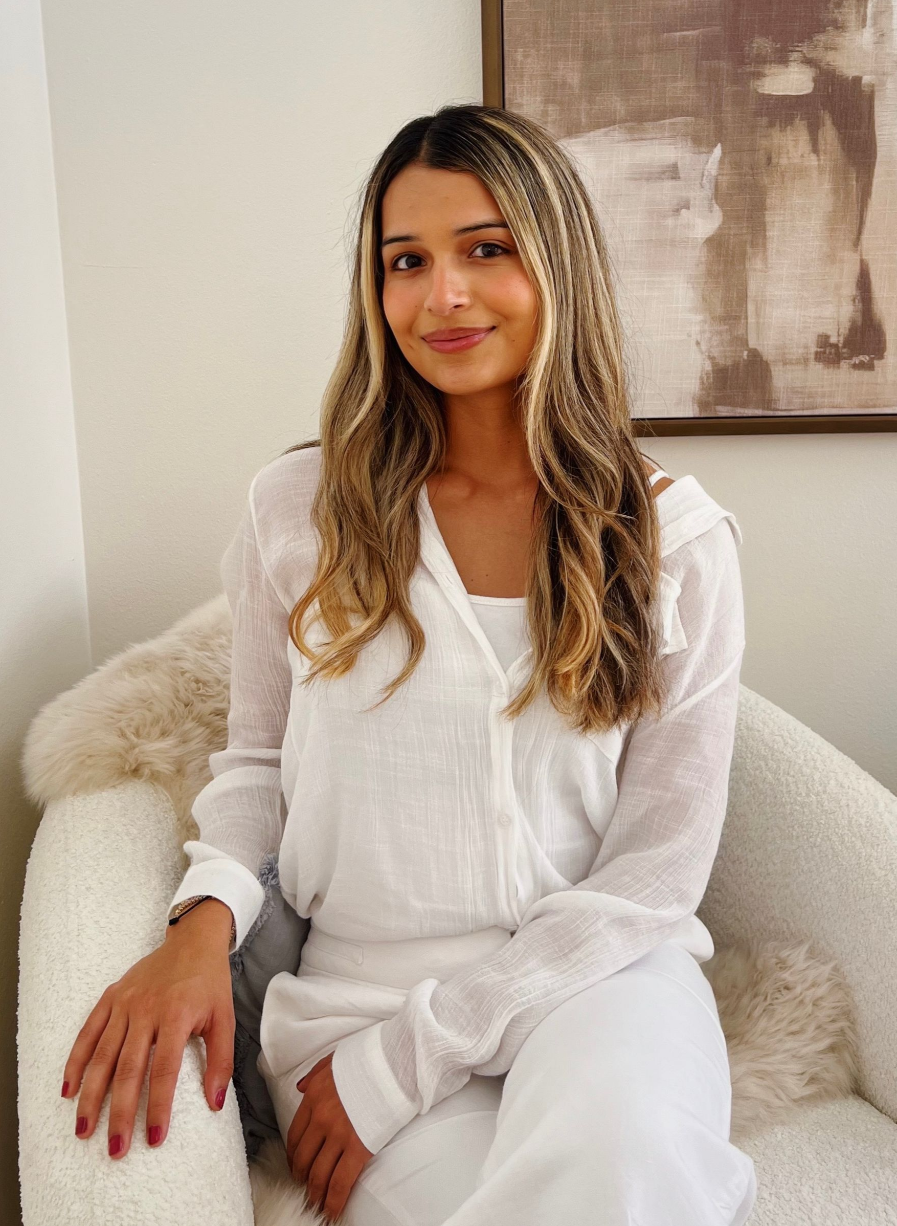 Dr. Alejandra Vasquez, concierge physical therapist specializing in neck pain, TMJ, and headache/ migraine treatment.