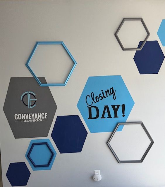 A sign on a wall that says closing day