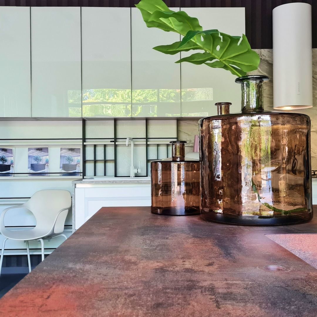 Un paio di vasi appoggiati su un tavolo in una cucina