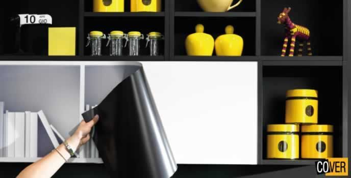 Una persona sta aprendo un mobiletto con la parola angolo sopra