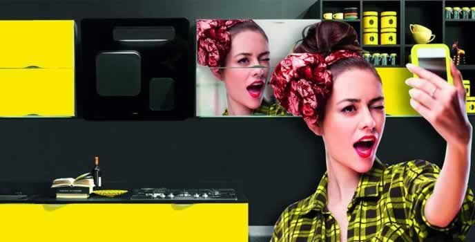 Una donna si sta scattando una foto in cucina