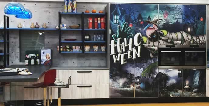 Una cucina con un murale sul muro che dice