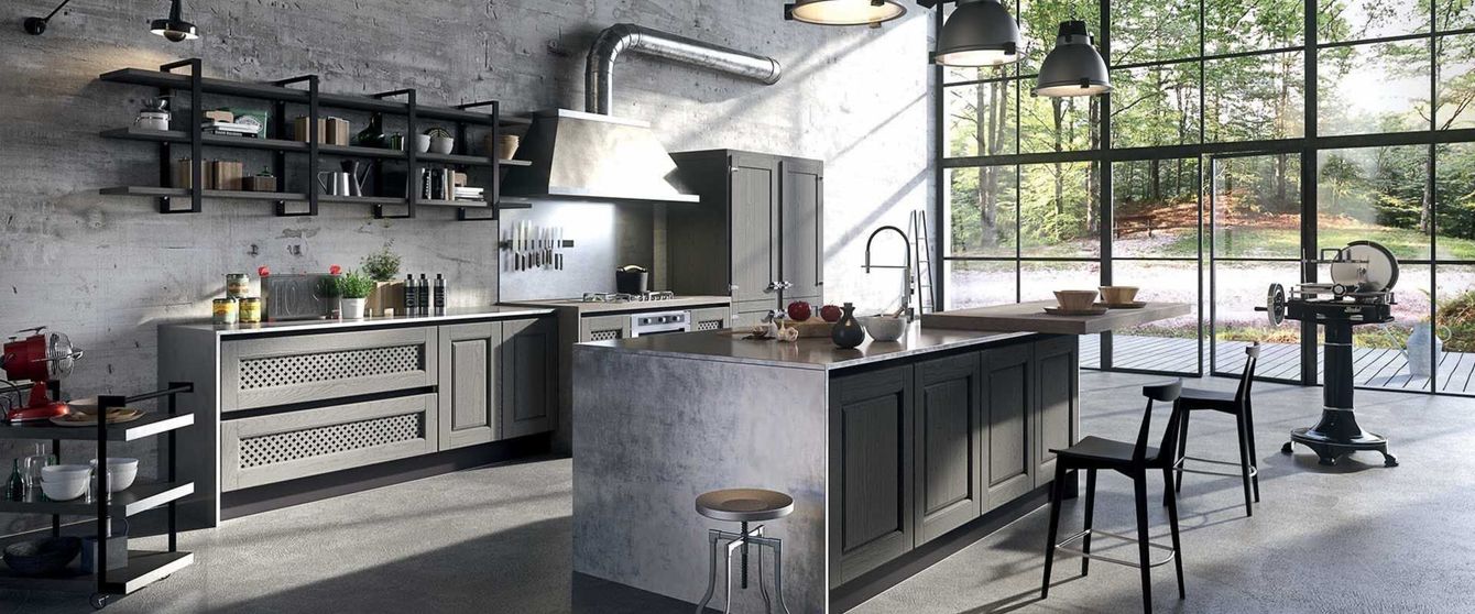 Una cucina con una grande isola al centro e molte finestre.