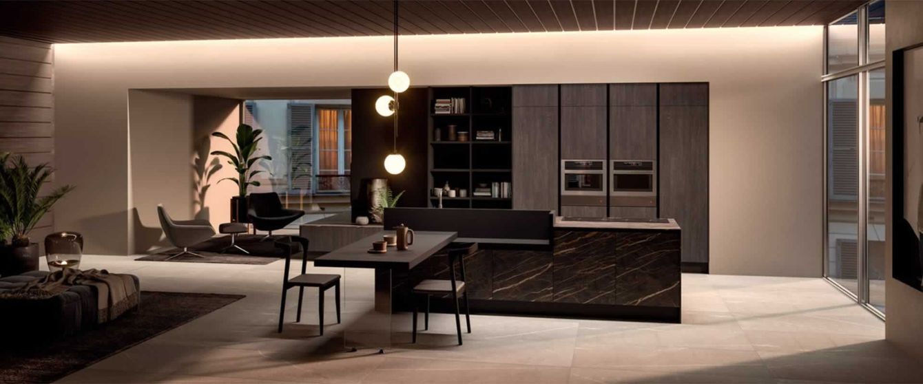 Una cucina con tavolo e sedie.