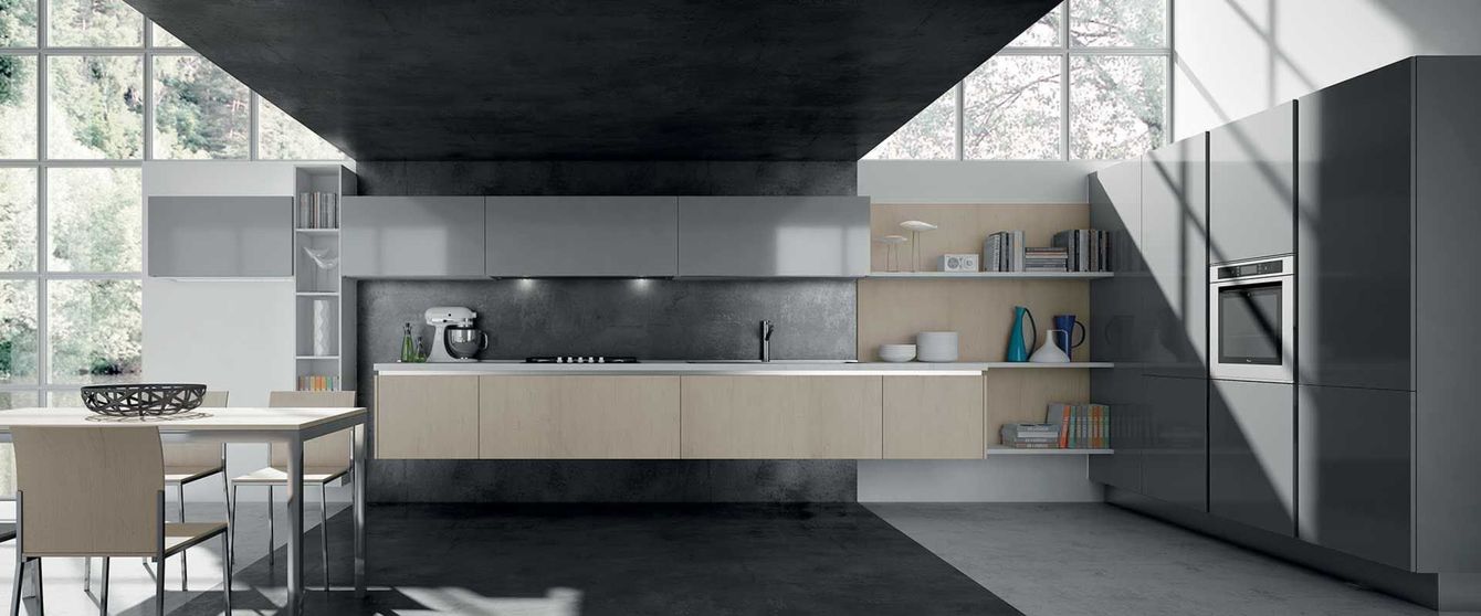 Una cucina con tavolo e sedie