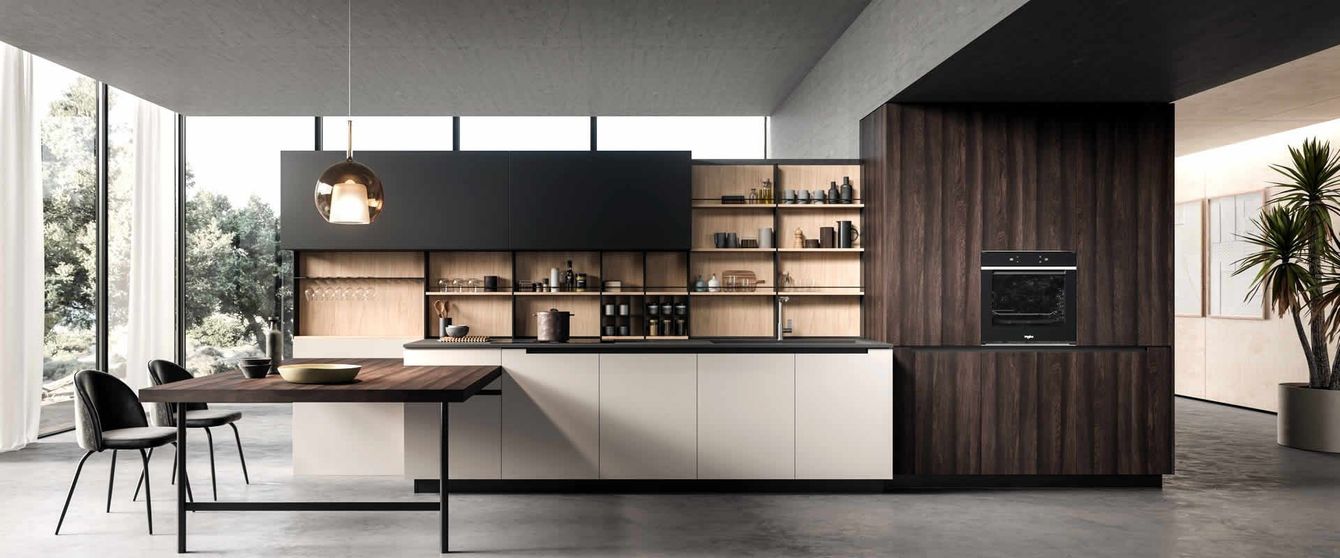 Una cucina con tavolo, sedie e una grande finestra.