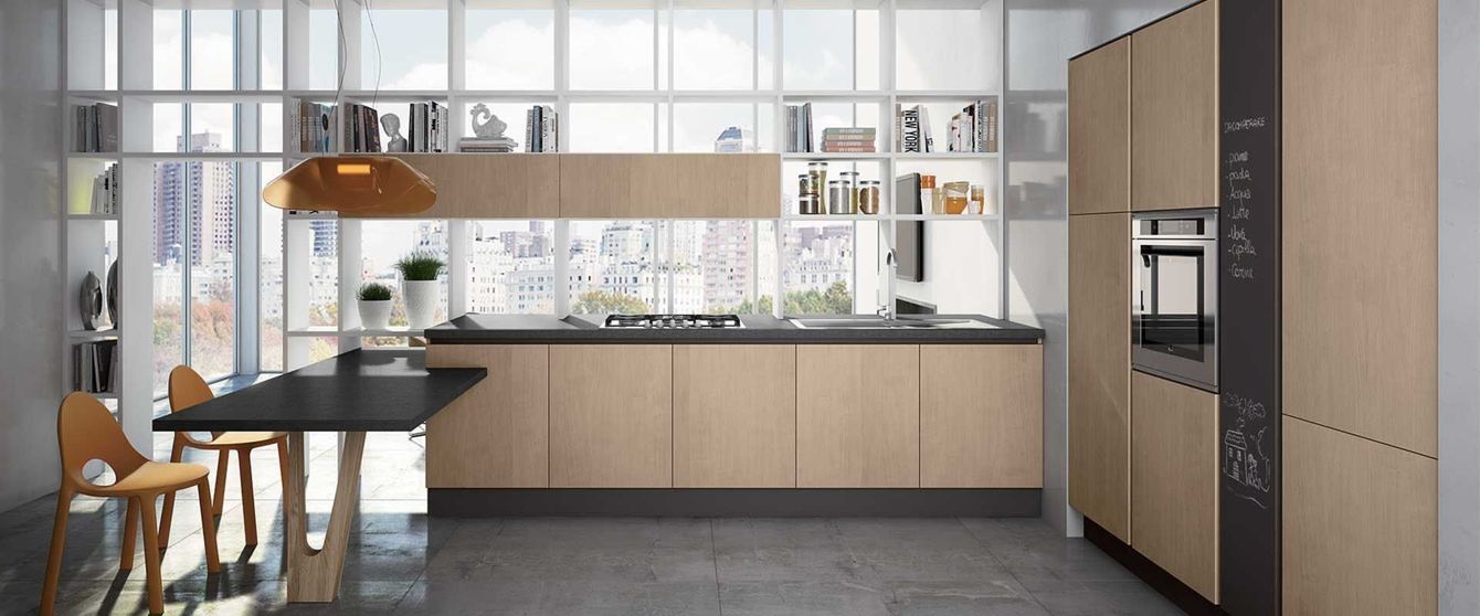 Una cucina con mobili in legno e un tavolo nero
