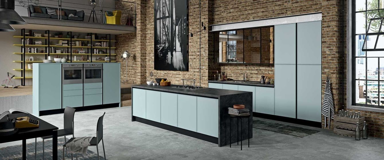 Una cucina con una grande isola al centro della stanza.