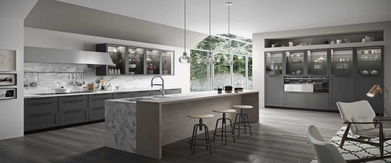 Una cucina con una grande isola al centro della stanza.
