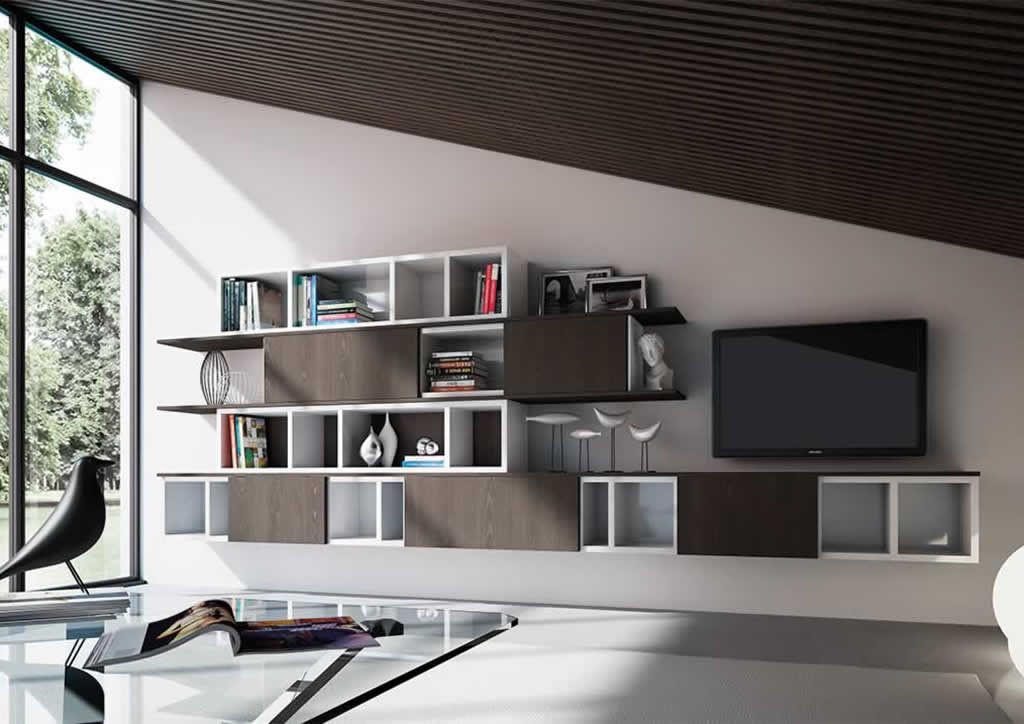 Un soggiorno con molti scaffali e una TV a schermo piatto