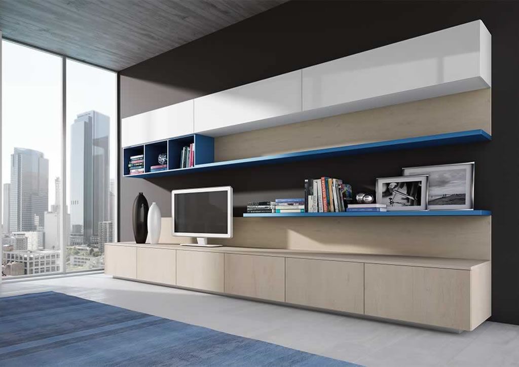 Un soggiorno con una grande finestra e una TV a parete