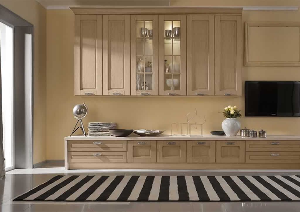 Un soggiorno con un tappeto a righe e una TV a schermo piatto