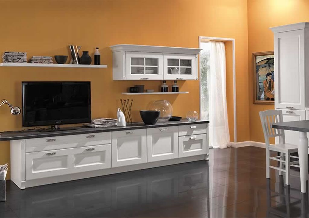 Un soggiorno con mobili bianchi e una TV a schermo piatto