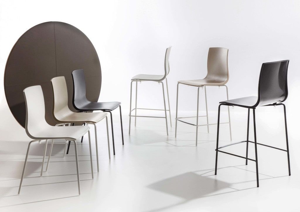 Un gruppo di sedie è seduto davanti a un tavolo rotondo