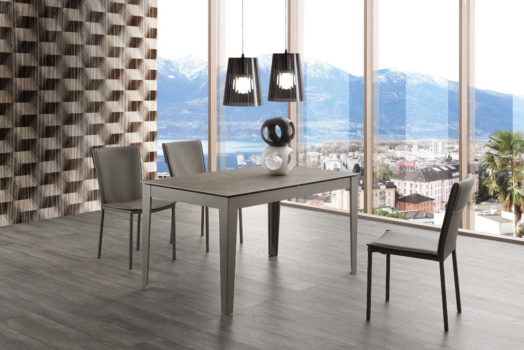 Una sala da pranzo con tavolo e sedie e vista sulla città .