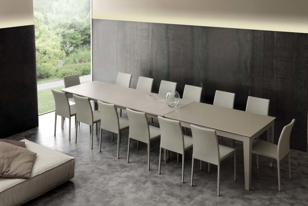 Una sala da pranzo con un lungo tavolo e sedie