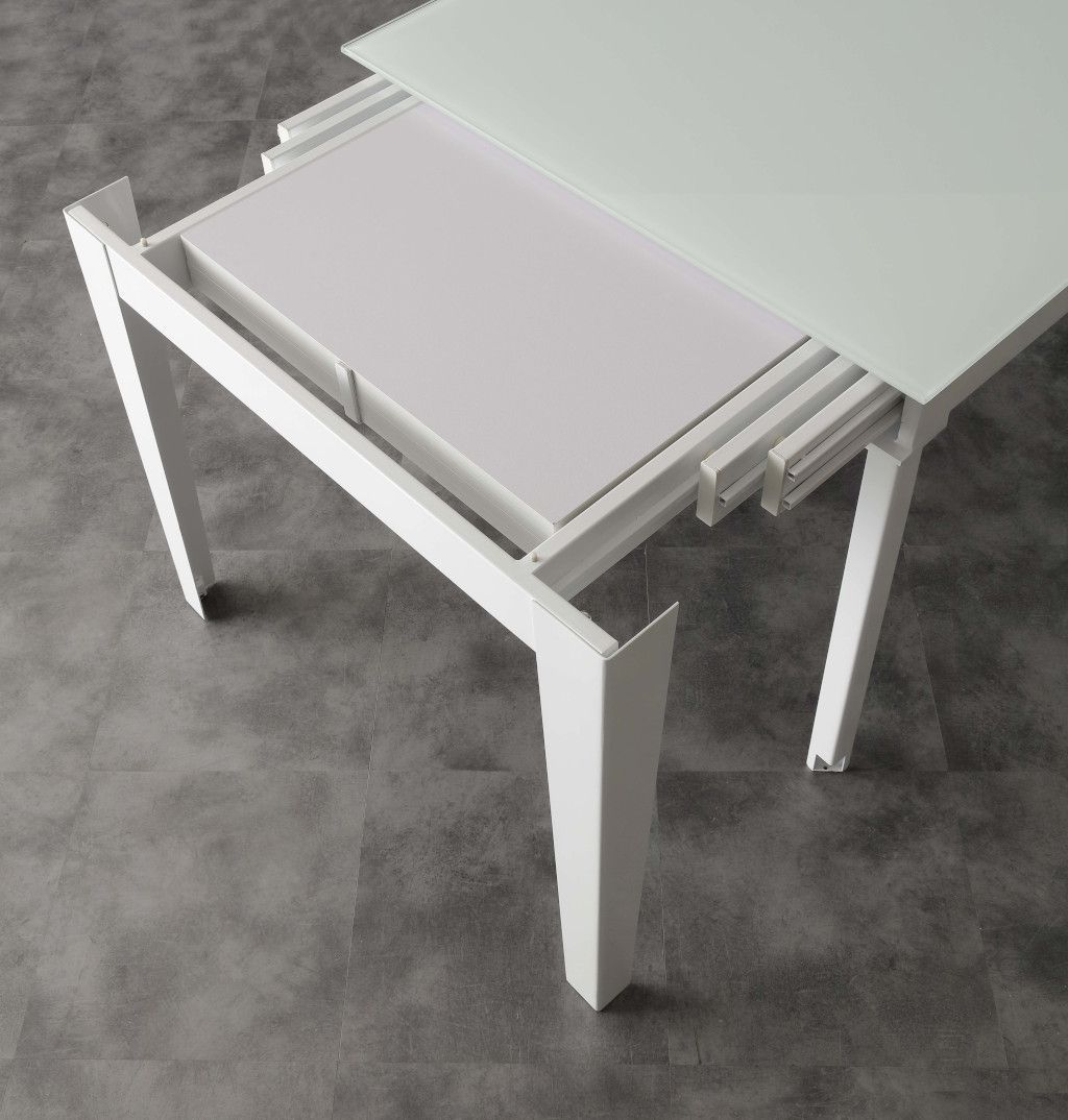 Un tavolo bianco con un cassetto sottostante