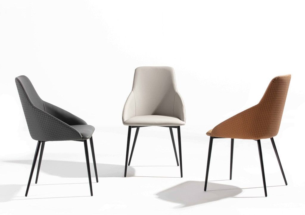 Tre sedie sono posizionate una accanto all'altra su uno sfondo bianco.