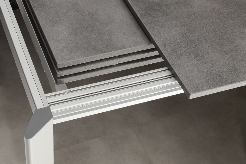 Un primo piano di una scala con piastrelle