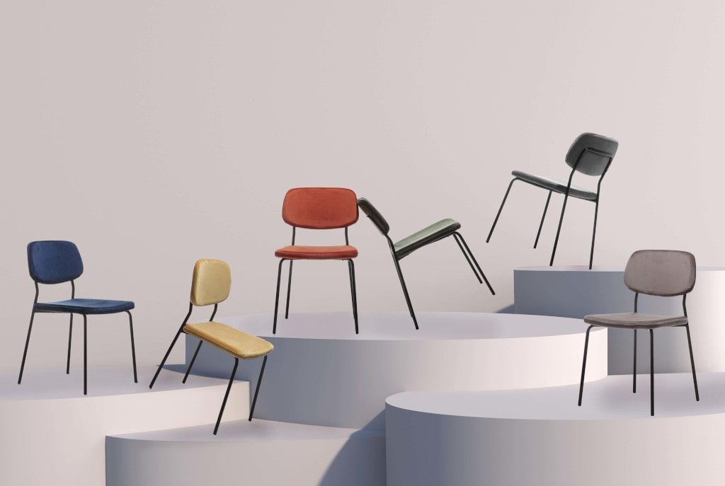 Un gruppo di sedie è appoggiato su un podio bianco.