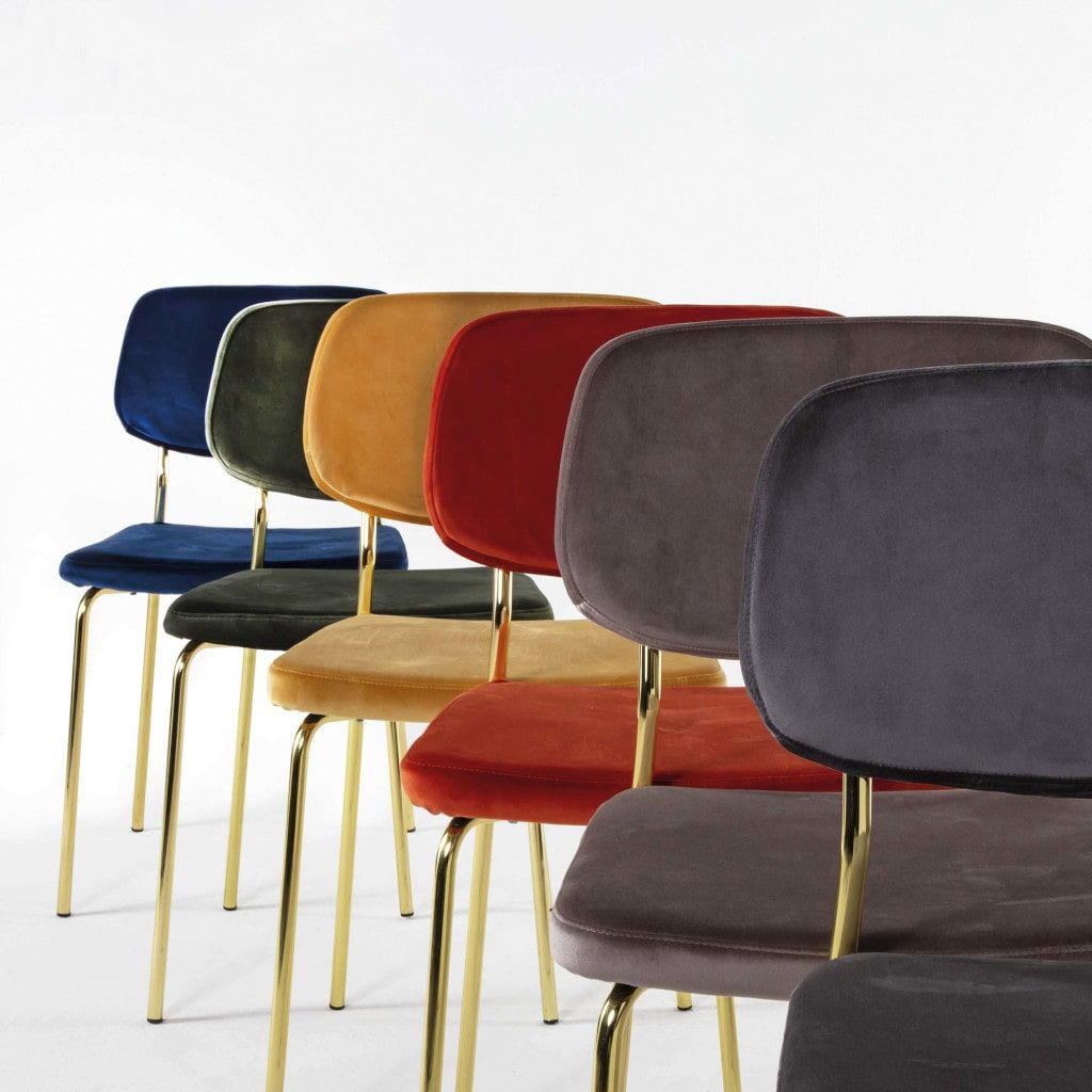 Una fila di sedie con colori diversi