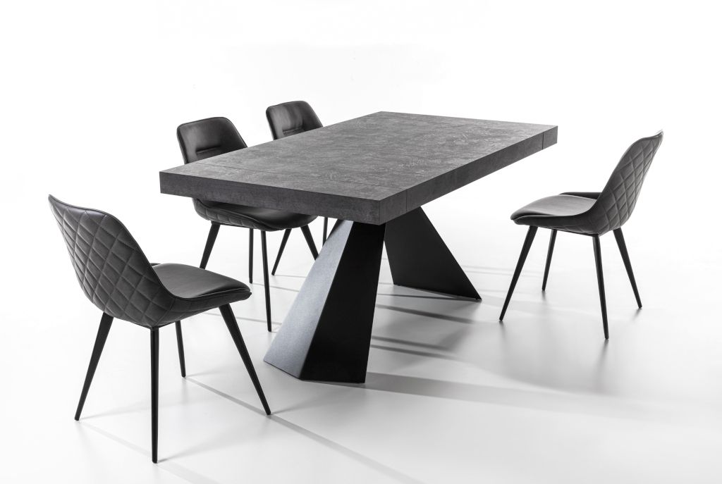 Un tavolo con quattro sedie attorno ad esso su uno sfondo bianco