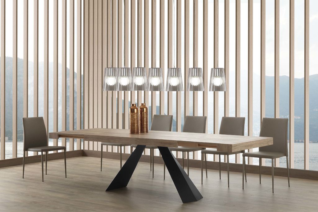 Un tavolo di legno e sedie in una stanza con una grande finestra.