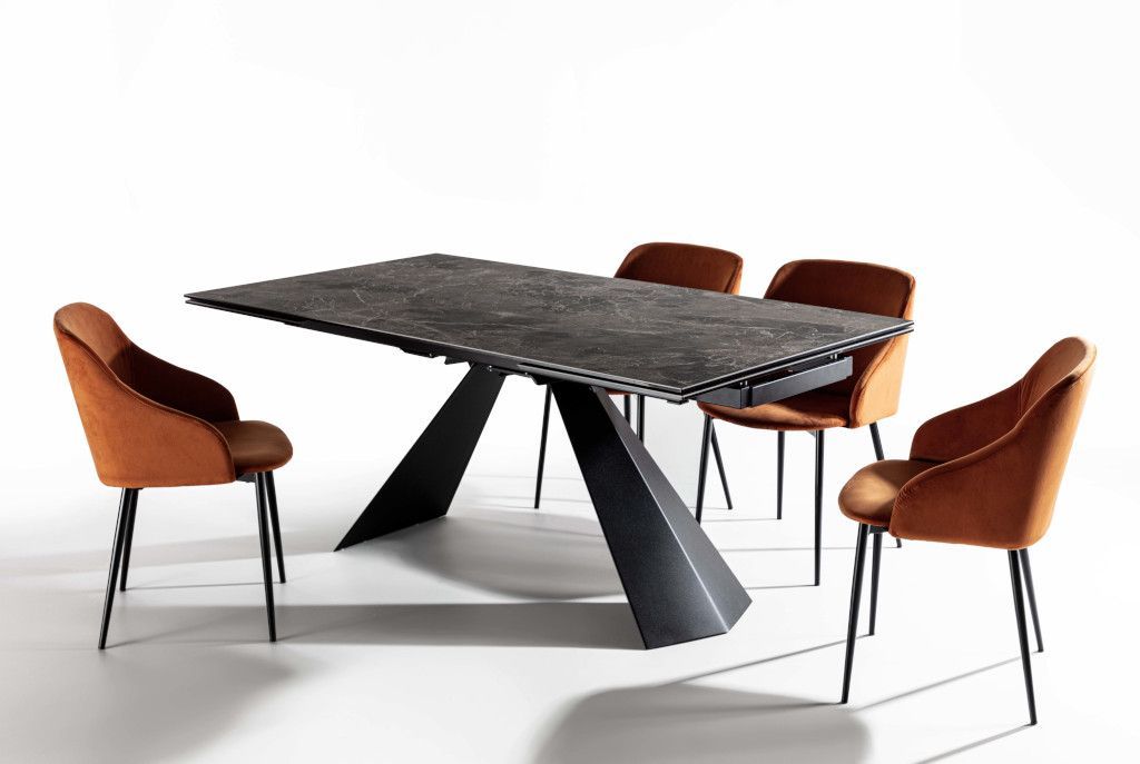 Un tavolo con quattro sedie attorno ad esso su uno sfondo bianco