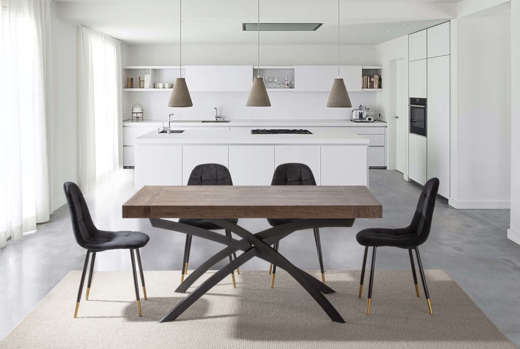 Una cucina con tavolo e sedie