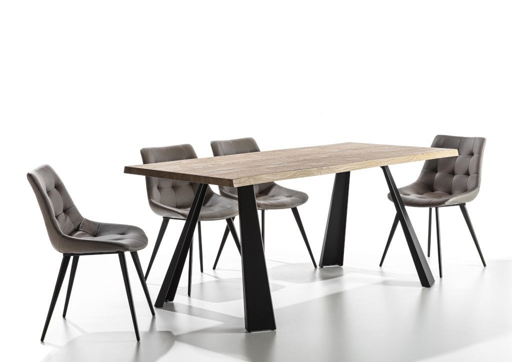 Un tavolo da pranzo in legno con quattro sedie su uno sfondo bianco.