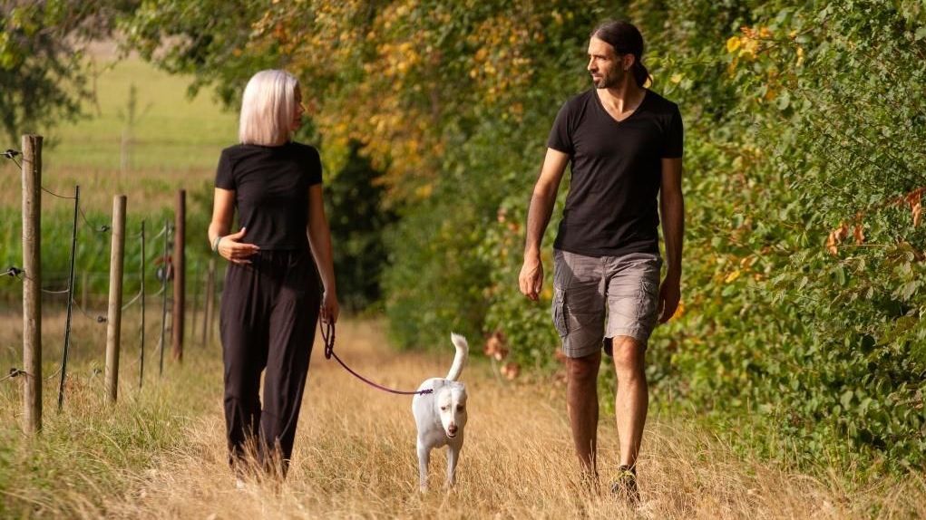 Frank Holzhauer Hundetrainer berät Kundin mit Hund